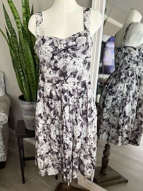 Talbots Floral Fit & Flare Dress Size 8 Gray White Sleeveless Lined 🌸